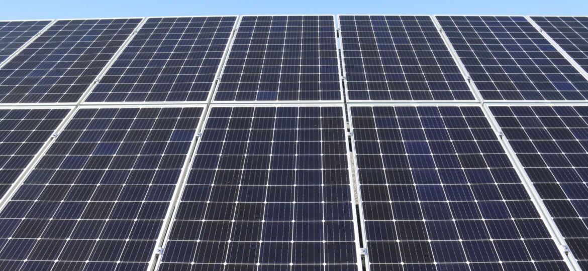 imagen del resultado tras descubrir cómo limpiar placas solares del tejado fácilmente