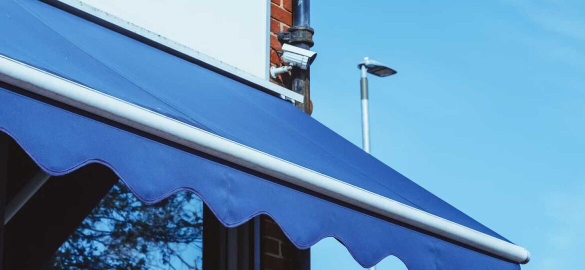 un toldo limpio gracias a los trucos que descubren cómo limpiar un toldo paso a paso